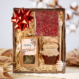 Prezent na Dzień Kobiet - kosz prezentowy z miodem, herbatą i czekoladą