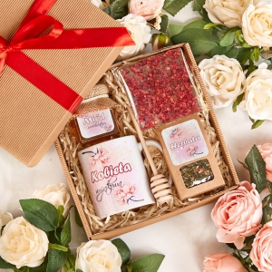 Zestaw prezent na Dzień Kobiet - kosz prezentowy z miodem, herbatą, czekoladą, kubkiem i nabierakiem