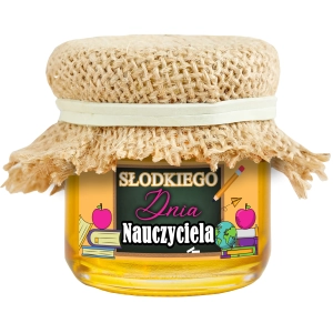 Słoiczek z miodem wielokwiatowym na białym tle z naklejką Słodkiego Dnia Nauczyciela i nakryciem z juty