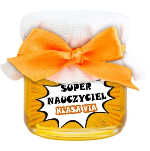 Słoiczek z miodem wielokwiatowym na białym tle z naklejką białym materiałem i pomarańczową wstążką.
