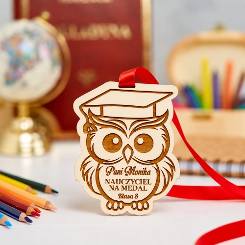 Drewniany medal w kształcie sowy w birecie, z grawerem i czerwoną wstążką. Prezent dla nauczyciela