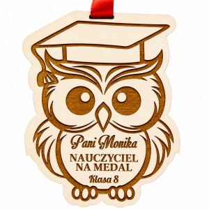 Drewniany medal w kształcie sowy z grawerem i czerwoną wstążką. Prezent dla nauczyciela. Białe tło