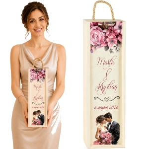 Packshot prezentujący prezent ślubny personalizowaną skrzynkę na wino jej dostępne wzory oraz skrzynkę trzymaną przez modelkę