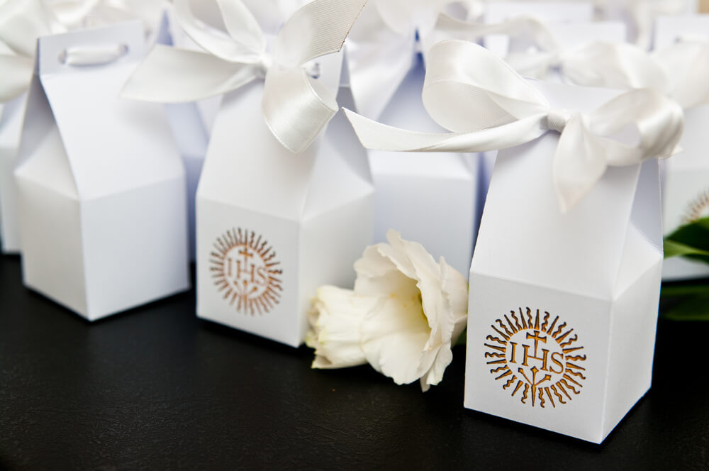 Podziękowania dla gości na Komunii – gdzie je położyć, aby wyglądały elegancko?